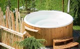 Jacuzzi w ogrodzie – to możliwe. O czym trzeba wiedzieć planując je