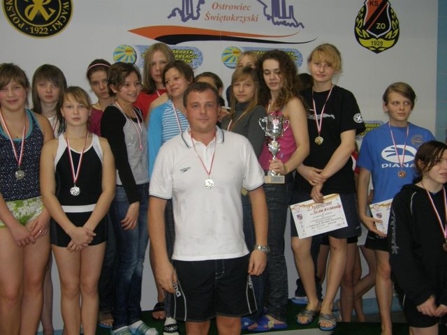 Pierwsze miejsce w kategorii dziewcząt ze szkół gimnazjalnych zajęło Publiczne Gimnazjum nr 4 w Ostrowcu Św.