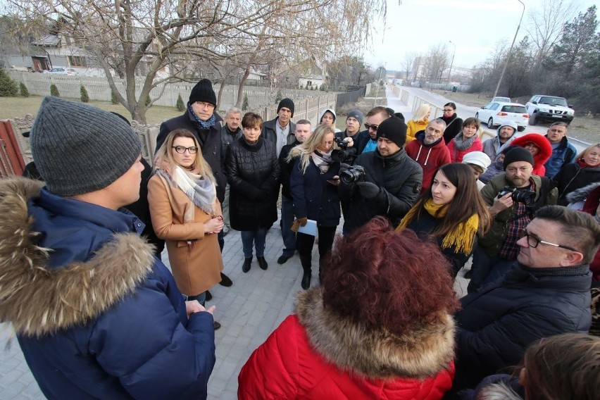Protest mieszkańców ulicy Chorzowskiej w Kielcach i gminy Sitkówka-Nowiny. Przeciwko zanieczyszczaniu powietrza przez firmę Trzuskawica