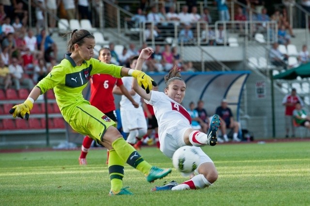 Pomocniczka polskiej drużyny Sylwia Matysik atakuje austriacką bramkarkę Carolin Grossinger.