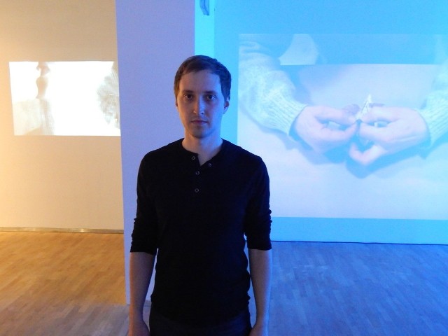 Łukasz Prus-Niewiadomski na wystawie w GSW prezentuje instalację wideo (w tle). Opolanie mogli zobaczyć wczoraj także jego performance.