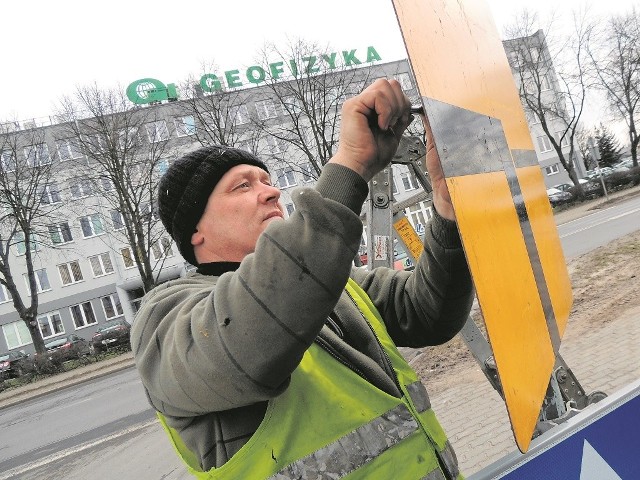 Drogowcy w poniedziałek zamkną ul. Chrobrego na odcinku od Towarowej do posesji przy ul. Chrobrego 93. W piątek na trasie objazdu było montowane tymczasowe oznakowanie.