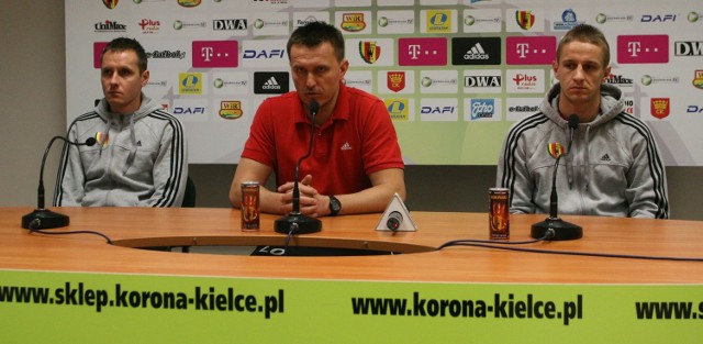 W Koronie panuje optymizm przed niedzielnym meczem z Bełchatowem. Od lewej: Paweł Golański, trener Leszek Ojrzyński i Vlastimir Jovanović. 
