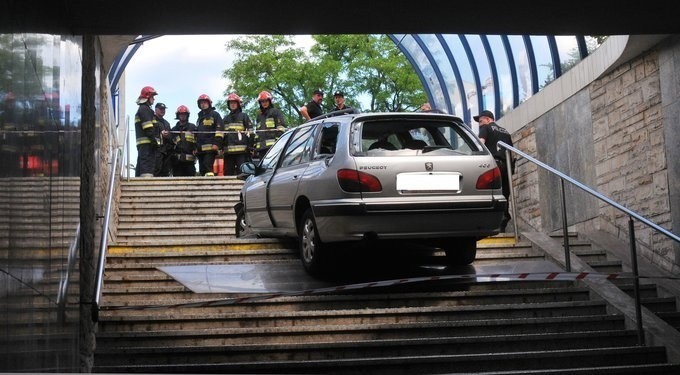 Uwaga! Auto wpadło w przejście podziemne na rondzie Jagiellonów [ZDJĘCIA, WIDEO]