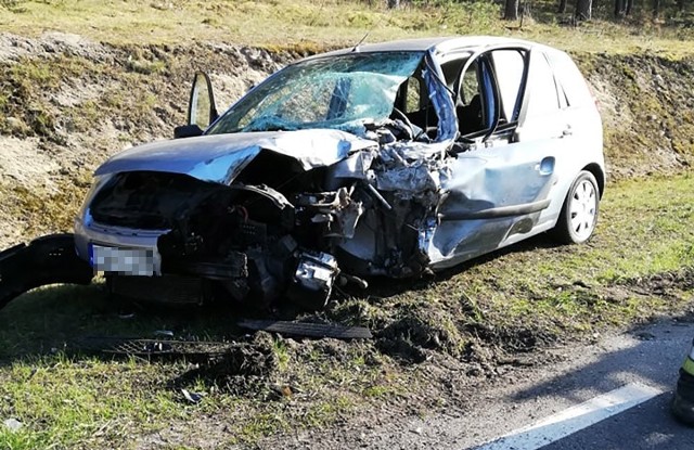 Do wypadku doszło w środę, 17 kwietnia, przed godz. 17.00 na drodze krajowej nr 32 koło Krosna Odrzańskiego. Kierujący fordem fiesta zderzył się z dostawczym citroenem jumperem. Citroen przewrócił się na drogę. Przewoził betonowe elementy, które wypadły na jezdnię i pobocze. Fiesta wypadła na pobocze. Ford ma mocno rozbity przód i bok. Jedna osoba z forda została przewieziona karetką pogotowia ratunkowego do szpitala w Zielonej Górze. – Droga jest zamknięta. Policjanci wskazują kierowcom objazdy – mówi asp. szt. Dariusz Kocur, naczelnik krośnieńskiej drogówki.Zielonogórzanie zatrzymali pijanego kierowcę. WIDEO: