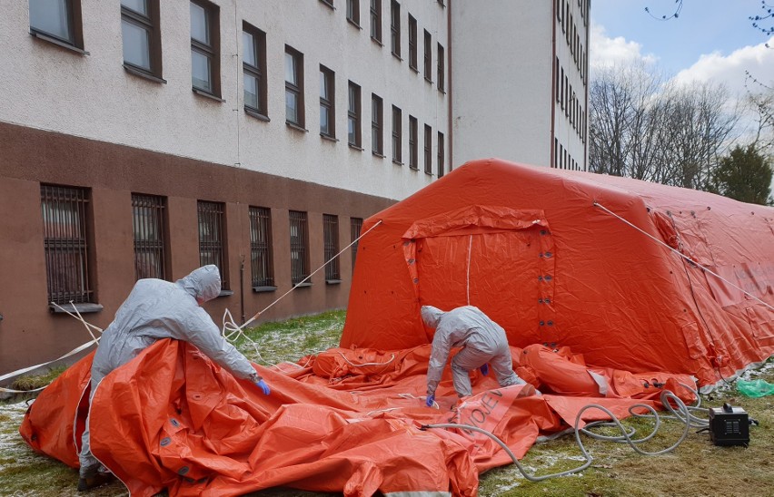 Strażacy podczas stawiania namiotu przy szpitalu w Tychach