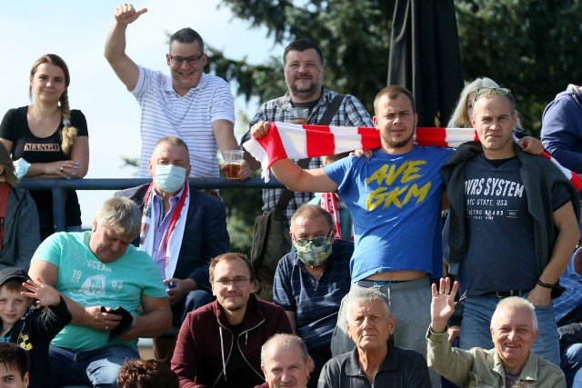 Żużlowcy znad Brdy pokonali na własnym torze Unię Tarnów 49:41 i wydostali się na przedostatnie, bezpieczne miejsce w tabeli eWinner 1. Ligi. Nic dziwnego, że bydgoscy kibice mieli rozbawione miny. BYŁEŚ W NIEDZIELĘ NA STADIONIE PRZY UL. SPORTOWEJ? POSZUKAJ SIEBIE NA ZDJĘCIACH >>>> 