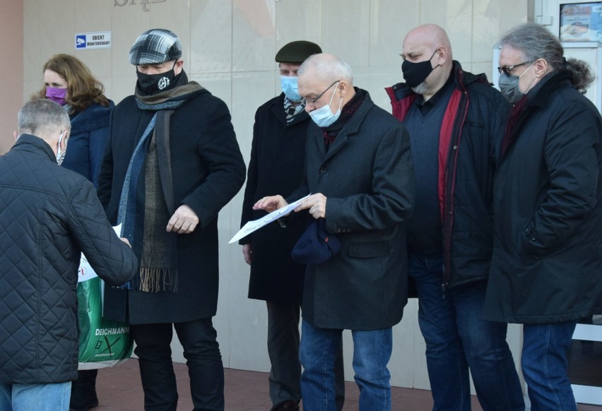 Protest przed Sądem Okręgowym w Ostrołęce. Ostrołęccy sędziowie w geście solidarności „z represjonowanymi sędziami”. 18.02.2021. Zdjęcia
