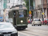 Łódzkie Linie Turystyczne kursują w weekendy. W wakacje można zwiedzać miasto z zabytkowego tramwaju i autobusu