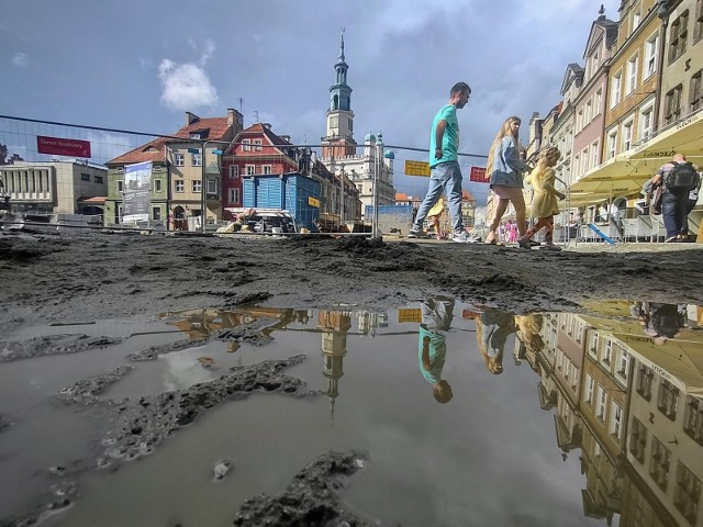 Od nocy z 16 na 17 sierpnia do końca miesiąca w ramach przebudowy Starego Rynku prowadzona będzie renowacja sieci kanalizacji sanitarnej.