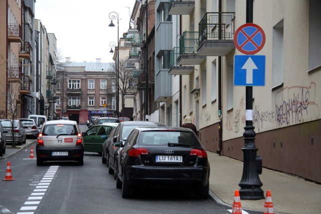 Ul. Graniczna. Po zmianie organizacji ruchu, auta parkować można tylko po lewej stronie jezdni (jadąc w kierunku ul. Narutowicza)