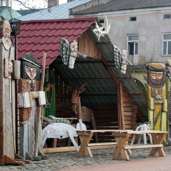 Największą atrakcję stanowi w Krośnie drewniana szopka z figurami Świętej Rodziny, Trzech Króli, aniołami, pasterzami i zwierzętami, ustawiona w Rynku.