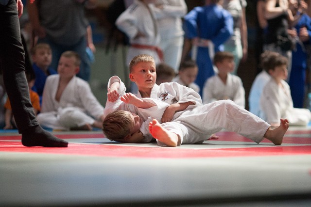 W sobotę w Jezierzycach w hali sportowej przy ulicy Olimpijskiej odbył się XXI Turniej Judo Dzieci i Młodzików.