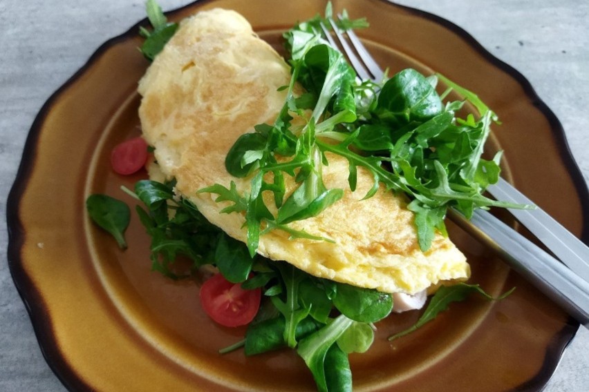 Pożywne śniadanie dla osób lubiących wędliny, to omlet z...