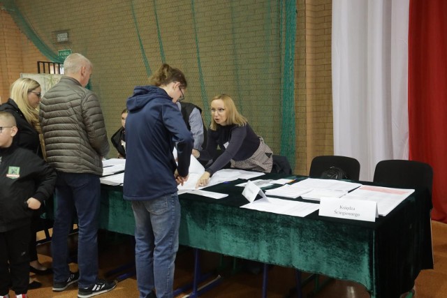 15.10.2023 legnica wybory parlamentarne referendum refelendalne lokal wyborczy lokale wyborcze obwodowa komisja wyborcza glosowanie urna gazeta wroclawskafot. piotr krzyzanowski/polskapresse