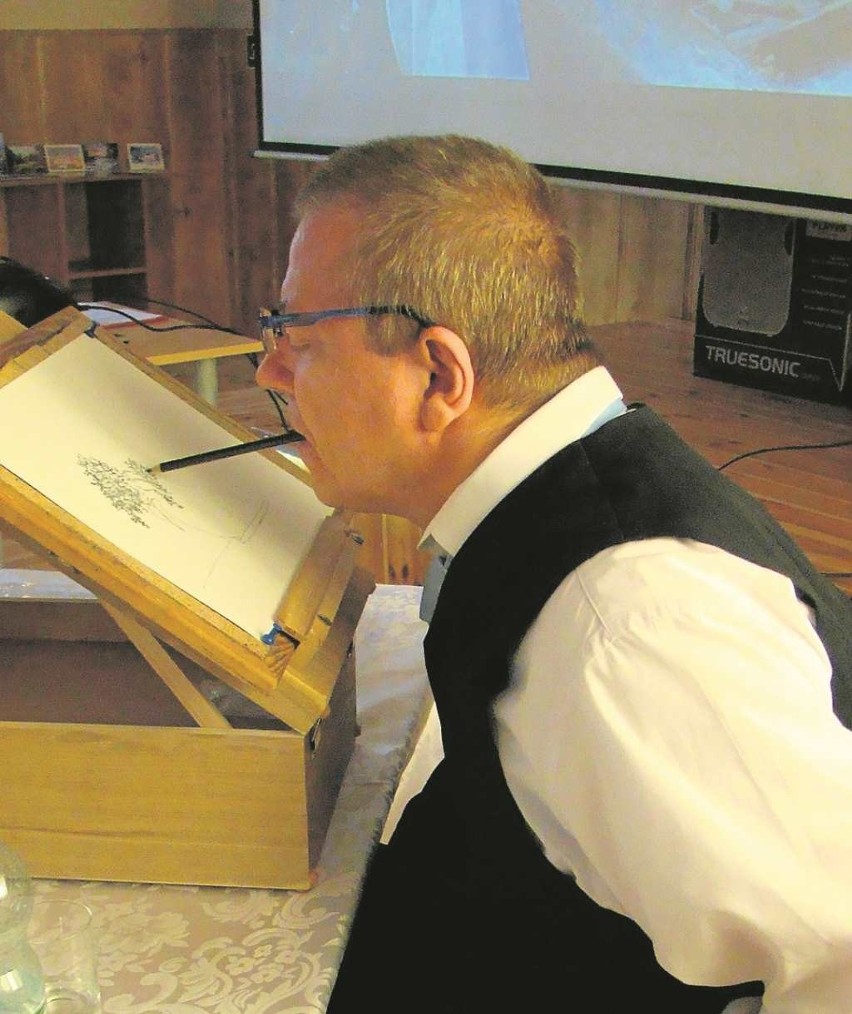 Jerzy Galos w trakcie rysowania bzów w wazonie