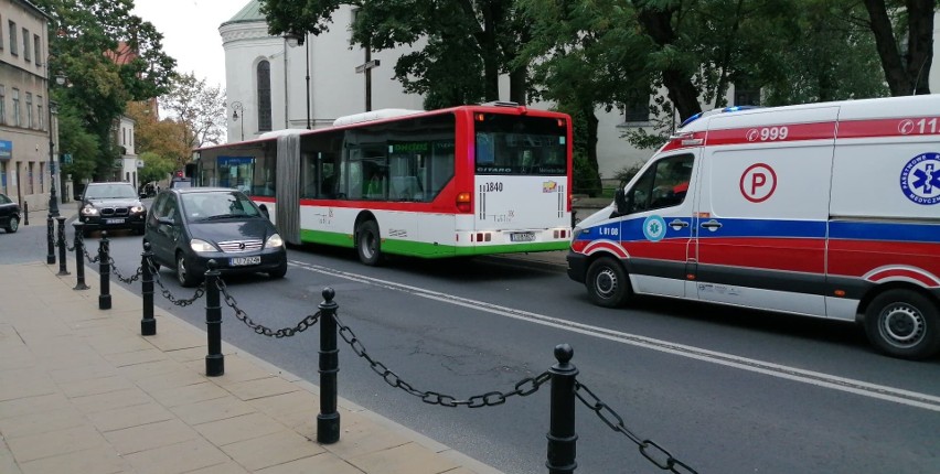 Ul. Bernardyńska. Autobus zahamował, ucierpiało troje z pasażerów