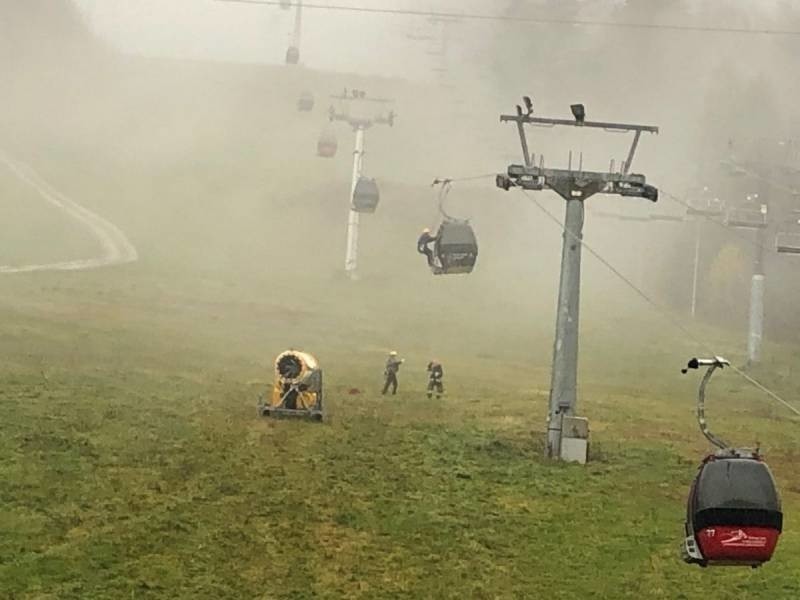 Krynica Zdrój. Strażacy ratowali uwięzionych w kolejce narciarzy. Spokojnie to tylko ćwiczenia [ZDJĘCIA]