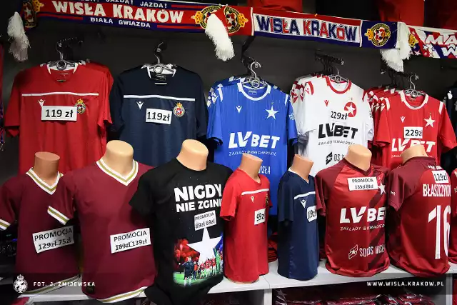 Nowe koszulki dla kibiców Wisły Kraków. Zobaczcie, jak się prezentują w  sklepie "Wiślacki świat" ZDJĘCIA, CENY | Sportowy24