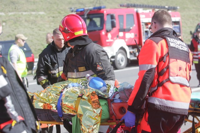 Scenariusz ćwiczeń zakład wypadek dwóch autokarów z wieloma rannymi. Tak przebiegała akcja ratunkowa w pozorowanym wypadku na autostradzie A1.