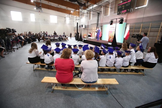 Mirosława Stachowiak-Różecka, kandydatka Prawa i Sprawiedliwości na prezydenta Wrocławia przedstawiła swój program dotyczący edukacji. - Edukacja to przyszłość nie tylko naszych dzieci, ale nas w wymiarze kulturowym, społecznym i ekonomicznym. Dlatego trzeba zrobić wszystko by zmienić model myślenia o edukacji na taki, w którym wychowamy dzieci będące w przyszłości właścicielami firm, wysoko wykwalifikowanymi specjalistami a nie tanią siła roboczą - przekonuje posłanka. Więcej przedszkoli, dodatkowa lekcja w-f, e-podręczniki. Zobacz na następnych stronach, co obiecuje kandydatka PiS-u.