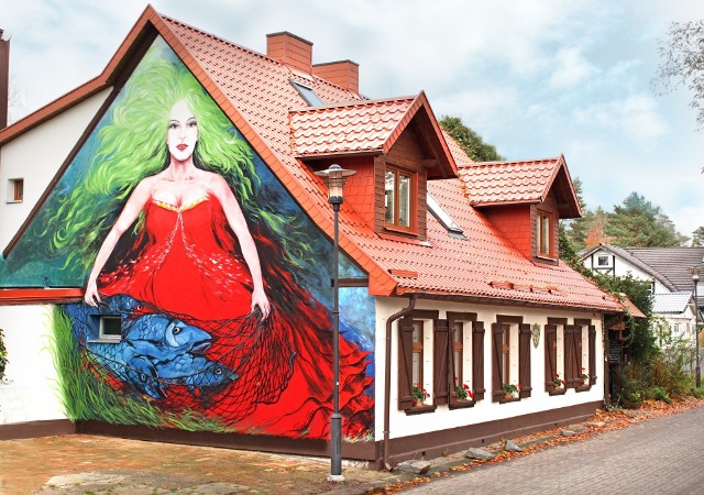 Na ścianie Karczmy u Julki w Poddąbiu pojawił się mural, pierwszy w tej miejscowości w gminie Ustka