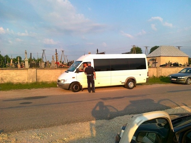 Kierowca busa skontrolowanego w poniedziałkowy ranek przy cmentarzu w Radoszycach, miał w organizmie 0,4 promila alkoholu.