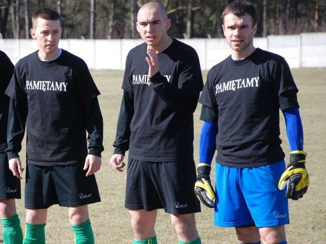 Piłkarze Naprzodu - od prawej Paweł Rybiński, Mateusz Maciejewski i Hubert Drej - na ostatni mecz wyszli w koszulkach upamiętniających tragicznie zmarłego kolegę Karola Gajdę.