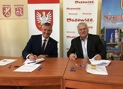 Wicemarszałek Rafał Rajkowski (z lewej) podpisał umowy z...
