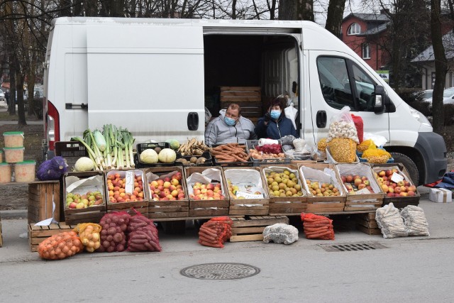 W czwartek w Jędrzejowie dzień targowy. Jakie były ceny warzyw i owoców? Zobaczcie co warto było kupić u lokalnych sprzedawców.Zobacz ceny produktów na kolejnych slajdach >>>>
