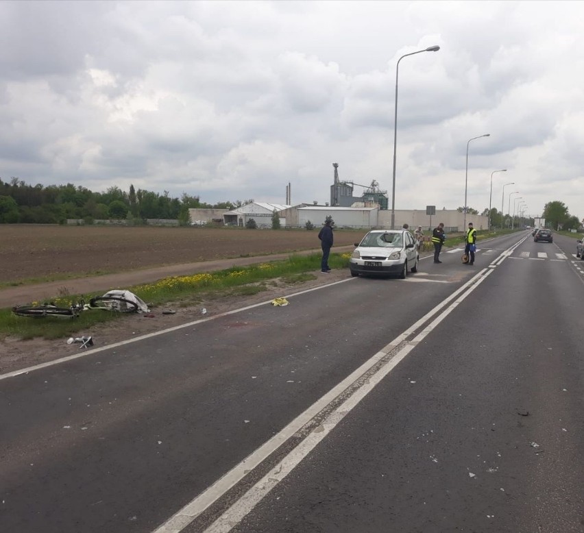 Wypadek we Wrześni. Samochód potrącił rowerzystkę na DK92. Lądował śmigłowiec LPR