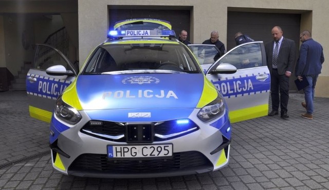 W Komisariacie Policji w Kętach odbyło się oficjalne przekazanie nowego radiowozu marki Kia Seed