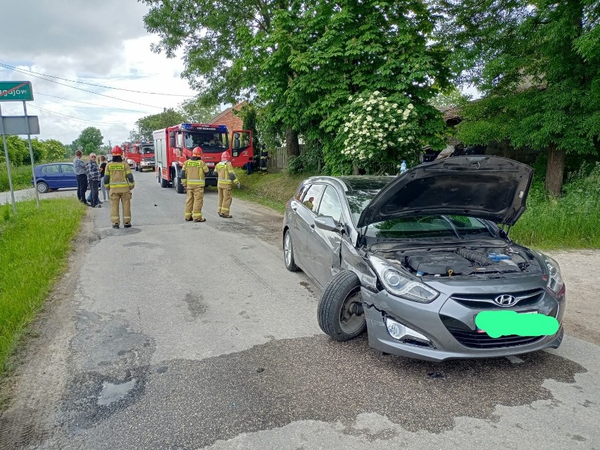 Zderzenie dwóch samochodów w Zagajówku w powiecie pińczowskim. Kobieta w ciąży trafiła do szpitala