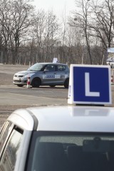 W Łodzi i regionie drożeją kursy na prawo jazdy. Auto szkoły podnoszą ceny