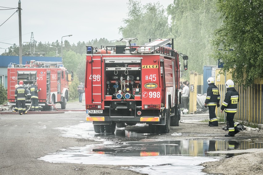 Pożar w sortowni odpadów w Paterku pod Nakłem wybuchł w...