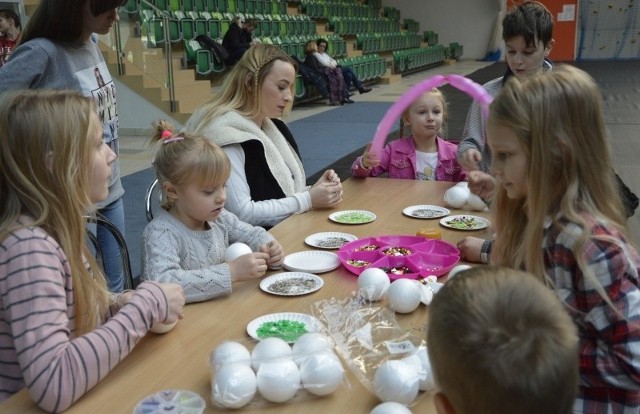 Koncert finałowy Szlachetnej Paczki w Pińczowie zorganizowano w niedzielę, 10 grudnia. Wśród wielu atrakcji dla najmłodszych było także wykonywanie ozdób świątecznych.