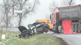 Śmiertelny wypadek na DK15 pod Trzebnicą. Ciężarówka uderzyła w bok osobówki. 49-latka nie przeżyła