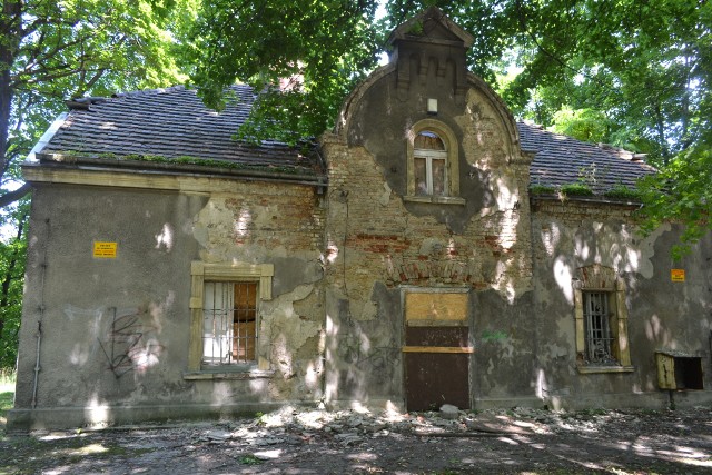 Budynek w Parku Zamkowym jest w opłakanym stanie