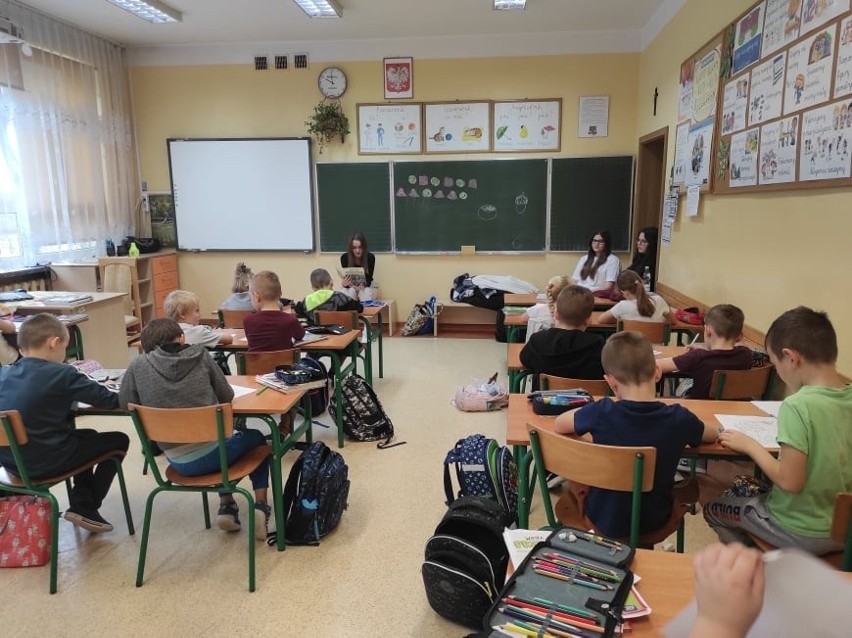 Międzynarodowy Miesiąc Bibliotek w szkole podstawowej w Białobrzegach. Było wspólne czytanie i spotkania z książką [ZDJĘCIA]