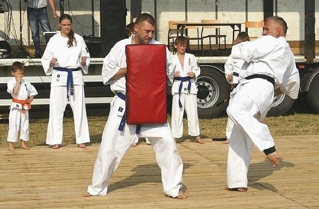 Pokazy karate były jedną z atrakcji pikniku na Karabosach.