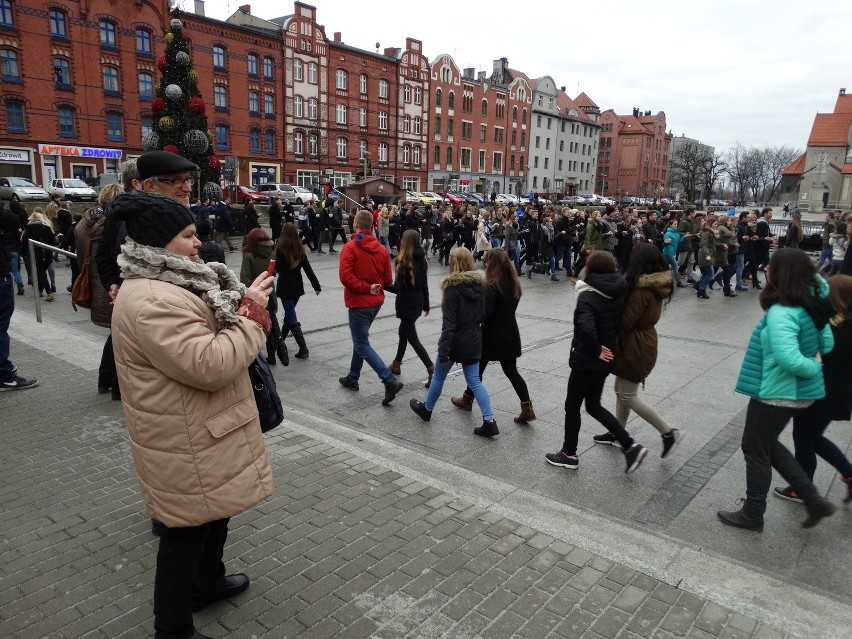 Polonez na rynku w Rudzie Śląskiej [ZDJĘCIA + WIDEO] Maturzyści zatańczyli przed studniówką