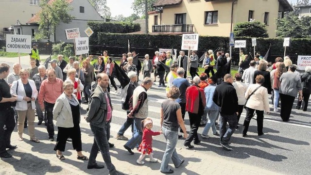 Mieszkańcy Zelczyny przez godzinę chodzili wczoraj po pasach na drodze krajowej Kraków-Oświęcim