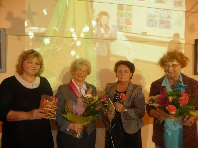 Członkowie zarządu Towarzystwa Przyjaciół  Sztuk Pięknych otrzymali podziękowania i kwiaty od mieszkańców Kielc.
