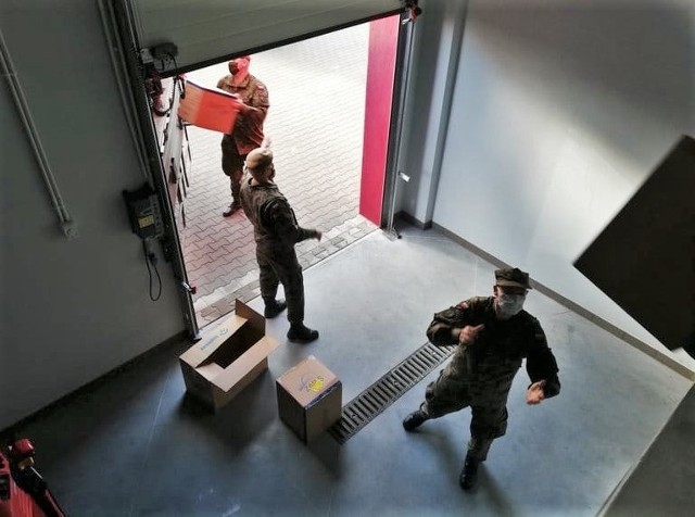 Żołnierze 32. Batalionu Lekkiej Piechoty w Nisku dostarczają maseczki i inne środki ochrony do szpitala w Stalowej Woli