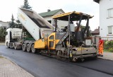 Trwa remont ulicy Folwarcznej na radomskim Kapturze. Drogowcy układają warstwę asfaltową. Zobacz postęp prac
