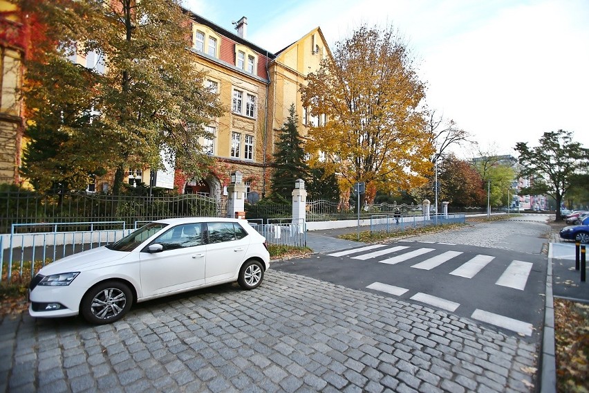 Miejsca parkingowe na ul. Lutra wyznaczono tuż przy...