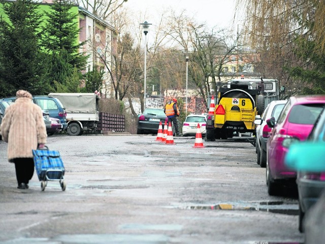 Nasi czytelnicy nie mają watpliwości, że system łatania dziur w koszalińskich drogach jest nieskuteczny. I dziwią się, czy naprawdę nie ma innej metody