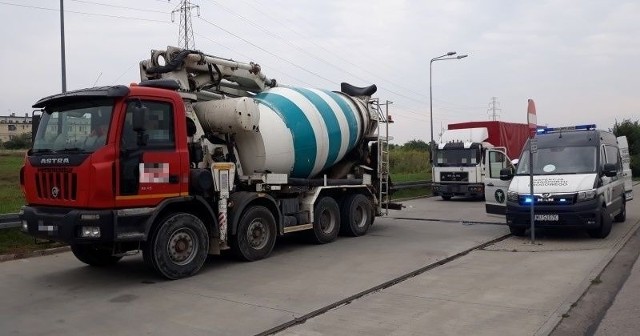 Zatrzymane w Sołtykowie betoniarki przewoziły zbyt duży ładunek.