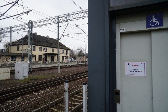 Po tym jak ostatnio skorzystałam z aplikacji i zgłosiłam usterkę, pojawiły się karteczki, że windy są nieczynne. To jest cała reakcja ze strony PKP na ten problem – przekazuje czytelniczka Monika.