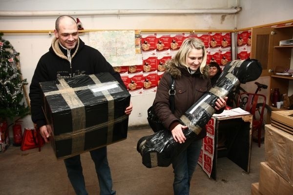 Monika i Rafał Falkowscy przygotowali trzy wielkie pudła z prezentami dla potrzebującej rodziny. &#8211; Zaangażowaliśmy się w przygotowanie paczki i jeśli byłaby taka możliwość, chcielibyśmy poznać "naszą&#8221; rodzinę &#8211; zdradza pani Monika.